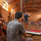 Présentation de l'équipe pédagogique et des instruments de musique aux enfants de l'école de Prahecq.