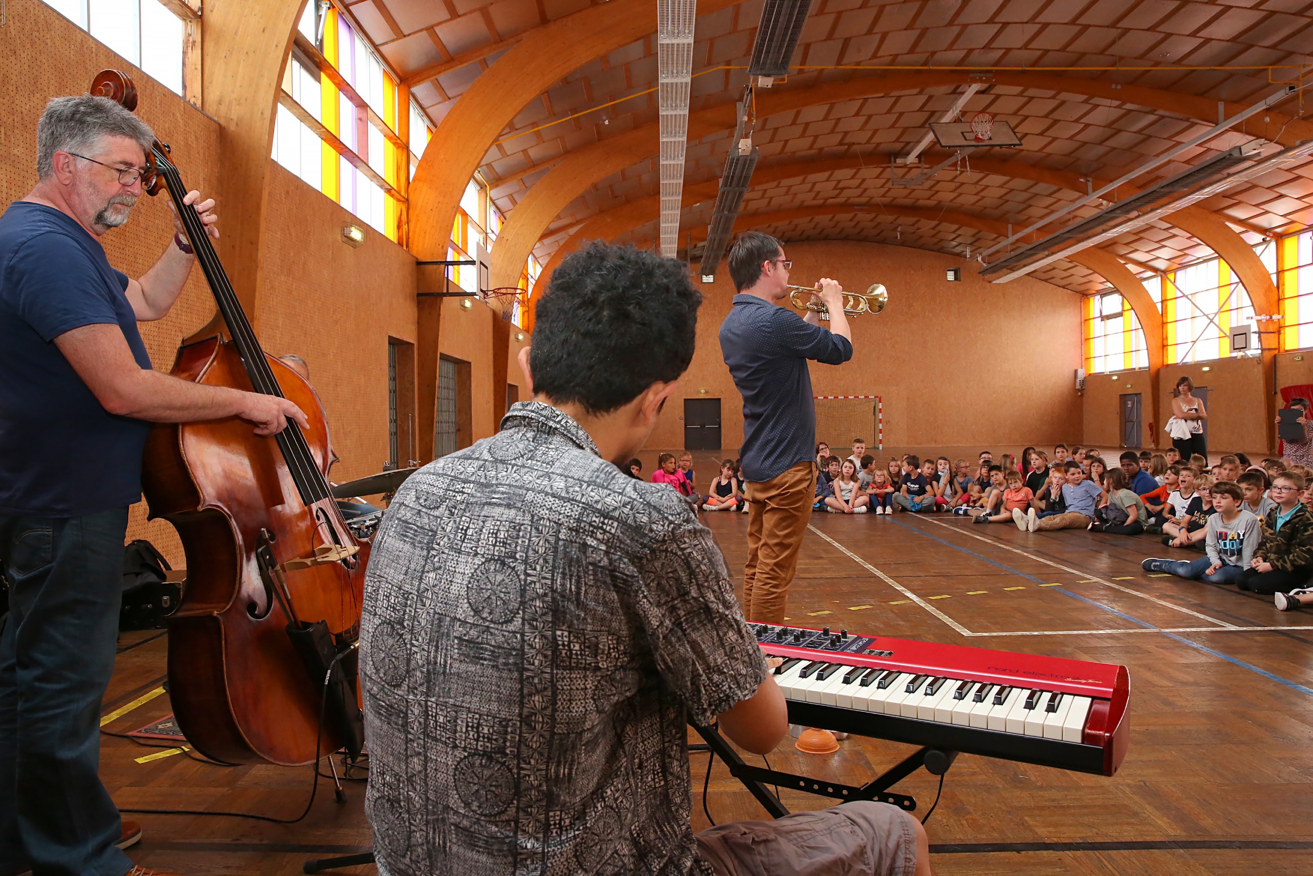 Présentation de l'équipe pédagogique et des instruments de musique aux enfants de l'école de Prahecq.