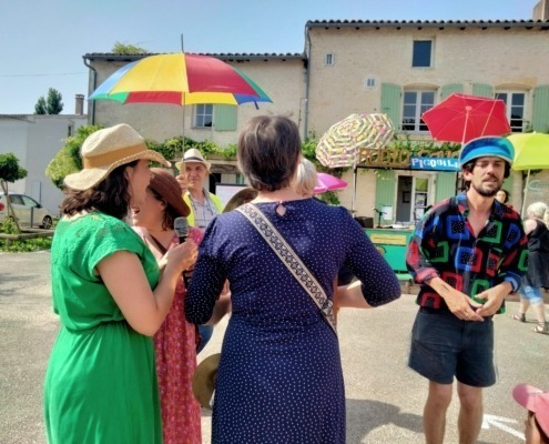 Embarquons, l'évènement radiodiffusé pour une journée de festivités à Coulon (79) : les visiteurs arrivent sur la place de Radio Pigouille.