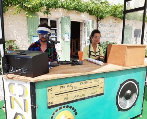 Embarquons, l'évènement radiodiffusé pour une journée de festivités à Coulon (79) : radio Pigouille annonce les prochains évènements de la journée.