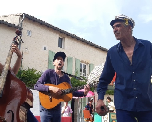 Embarquons, l'évènement radiodiffusé pour une journée de festivités à Coulon (79) avec un concert de Per Caso, trio de musiciens pour des chansons originales place de la coutume.