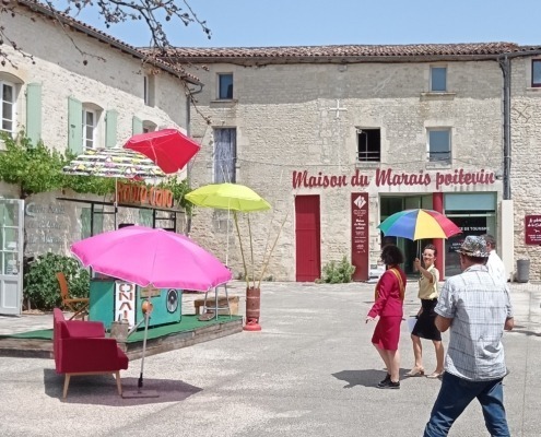 Embarquons, l'évènement radiodiffusé pour une journée de festivités à Coulon (79) : arrivée de la Ministre de la culture de La7ou9 sur une place.