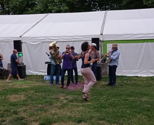 Embarquons, l'évènement radiodiffusé pour une journée de festivités à Coulon (79) : fanfare de jazz New Orleans.