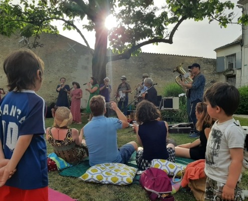 Embarquons, l'évènement radiodiffusé pour une journée de festivités à Coulon (79) avec une fanfare de jazz New Orleans dans un jardin.