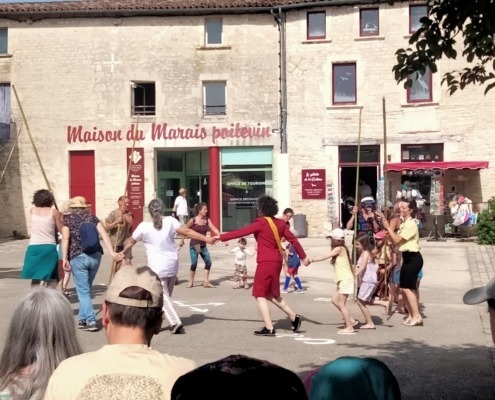Embarquons, l'évènement radiodiffusé pour une journée de festivités à Coulon (79) avec une danse du public et des artistes.