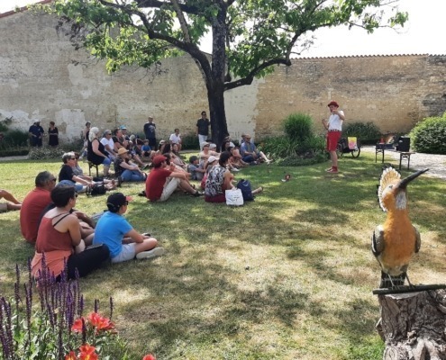 Embarquons, l'évènement radiodiffusé pour une journée de festivités à Coulon (79) avec une représentation de Gustave, jongleur à deux balles.