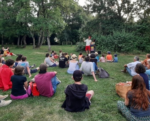 Embarquons, l'évènement radiodiffusé pour une journée de festivités à Coulon (79) avec une représentation de Gustave, jongleur à deux balles.