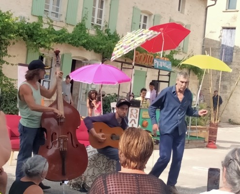 Embarquons, l'évènement radiodiffusé pour une journée de festivités à Coulon (79) avec un concert de Per Caso, trio de musiciens pour des chansons originales place de la coutume.