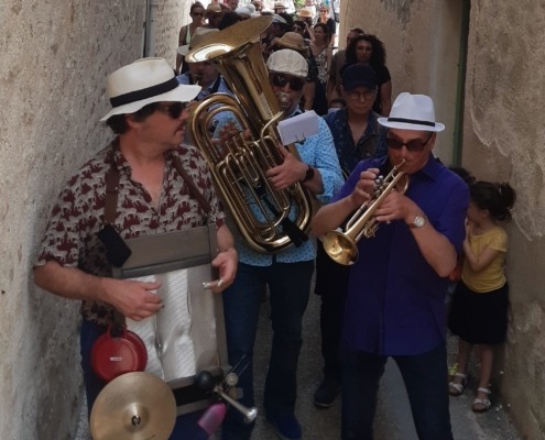 Embarquons, l'évènement radiodiffusé pour une journée de festivités à Coulon (79) avec une déambulation de musiciens dans les ruelles.