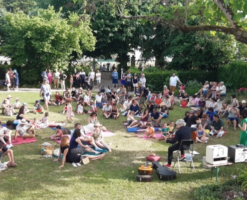 Embarquons, l'évènement radiodiffusé pour une journée de festivités à Coulon (79) : sieste musicale dans l'herbe.