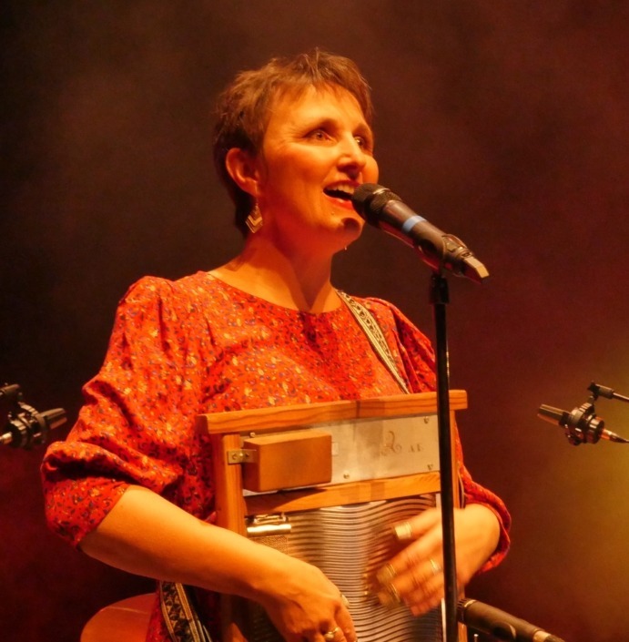 Armelle Bescond chanteuse du sextet jazz swing Moonshine Cats.