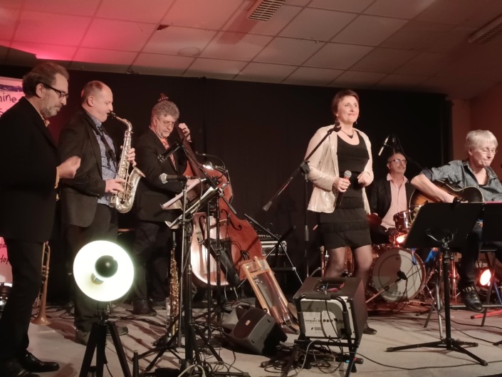 Le sextet Moonshine Cats jouant des morceaux de jazz swing sur scène.