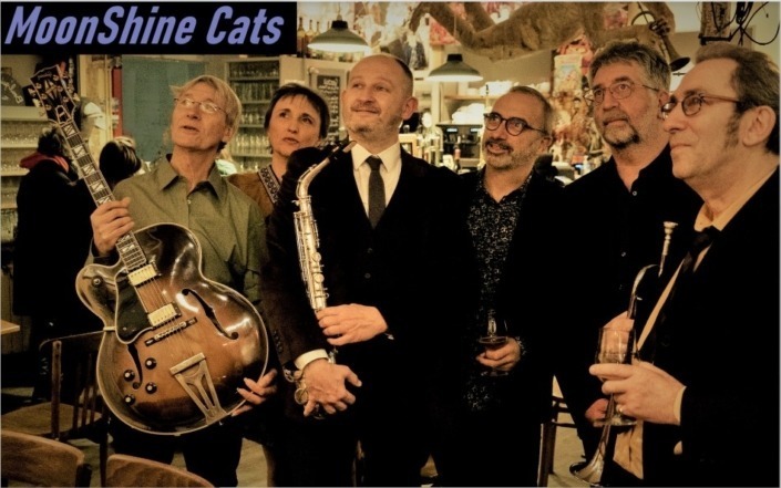 Le sextet de jazz swing Moonshine Cats prend la pose au Café du Boulevard.