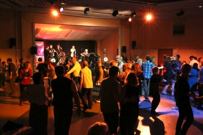 Le sextet Moonshine Cats jouant des morceaux de jazz swing sur scène pour un public de danseurs lindy hop.
