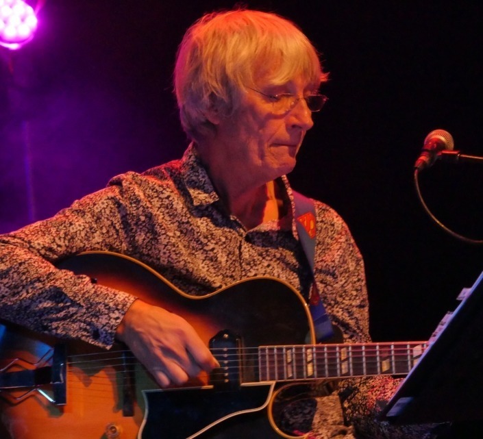Jean-Michel Antolin du sextet jazz swing Moonshine Cats joue de la guitare sur scène.