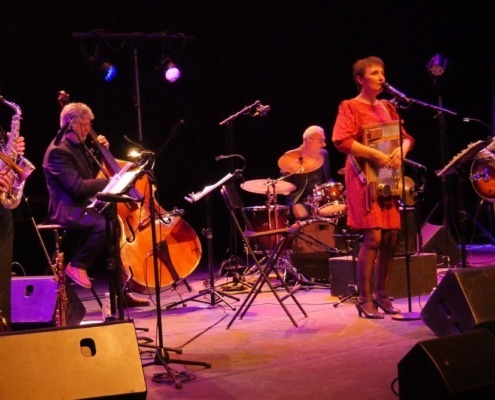 Le sextet Moonshine Cats jouant des morceaux de jazz swing sur scène.