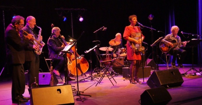 Le sextet Moonshine Cats jouant des morceaux de jazz swing sur scène.