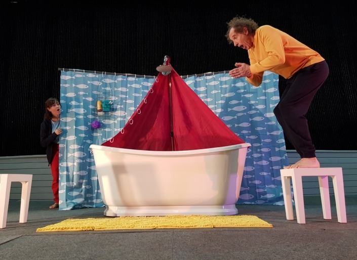 Les artistes de Jeux de bain, bain de mer chantent sur scène les chansons de Donin pour les enfants.
