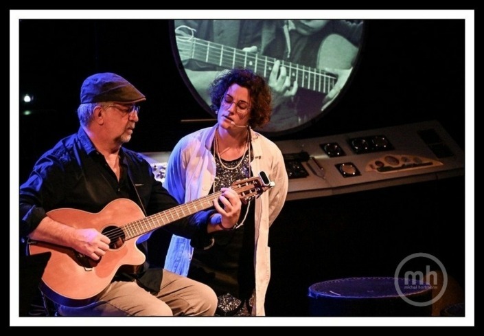 Lise Hatrel et Bruno Guinet du spectacle musical jeune public Une trompette dans l'espace sur scène.