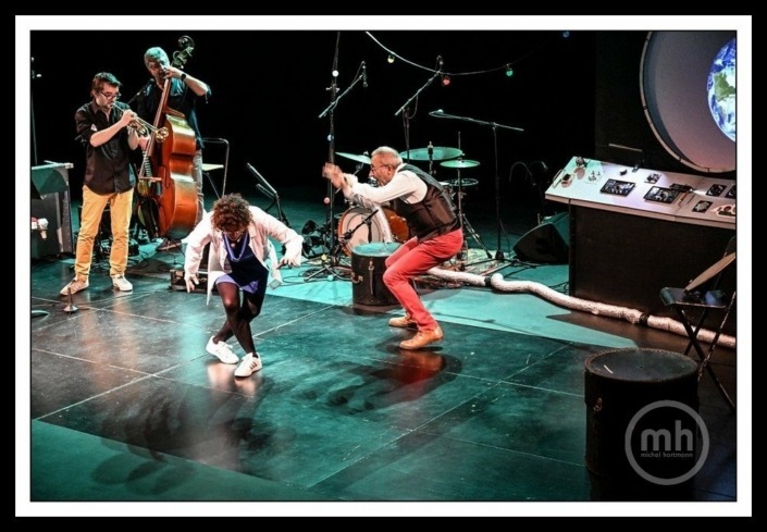 Les artistes du spectacle musical jeune public Une trompette dans l'espace sur scène.