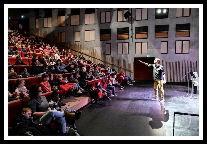 Geoffrey Chartre du spectacle musical jeune public Une trompette dans l'espace fait chanter le public.