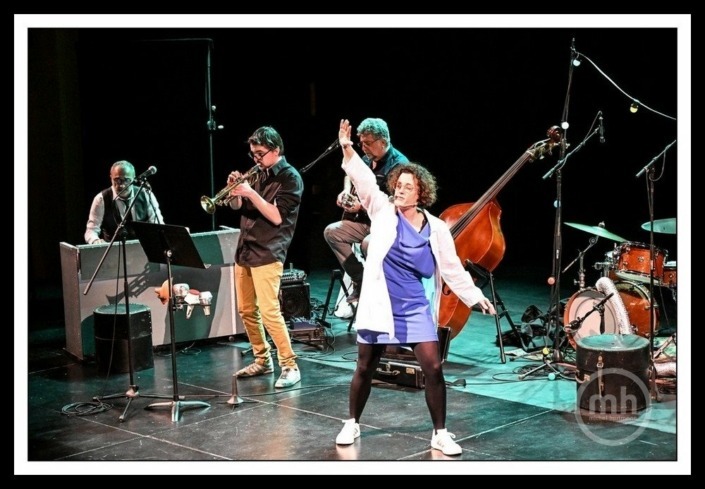 Les artistes du spectacle musical jeune public Une trompette dans l'espace sur scène.