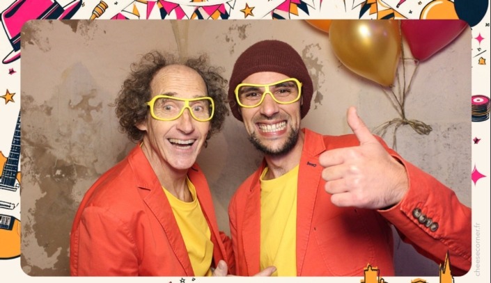 Deux artistes de Superbal posent avec des lunettes de couleur.
