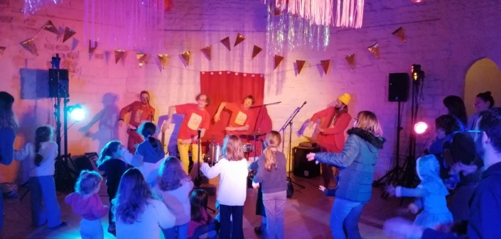 Les 4 artistes du spectacle jeune public Superbal dansent et chantent avec leur public.