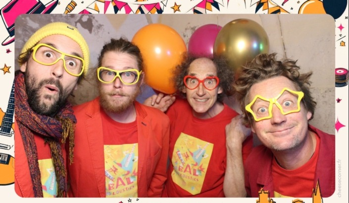 Les 4 artistes du spectacle jeune public Superbal posent avec des lunettes de couleur.