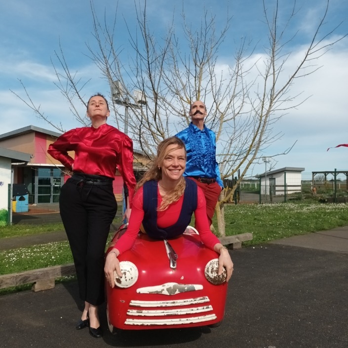 Les 3 artistes et les voitures du Le spectacle de rue jeune public Le Grand Démanègement.