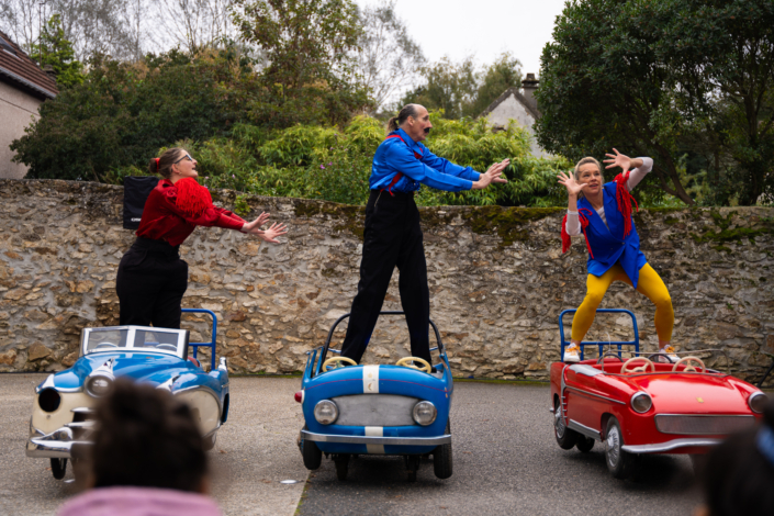 Les 3 artistes de Le Grand Démanègement montent chacun sur une voiture du manège.
