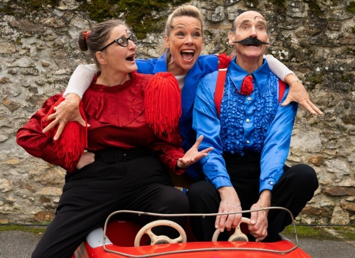 Les 3 artistes de Le Grand Démanègement s'échappent avec une voiture du manège.