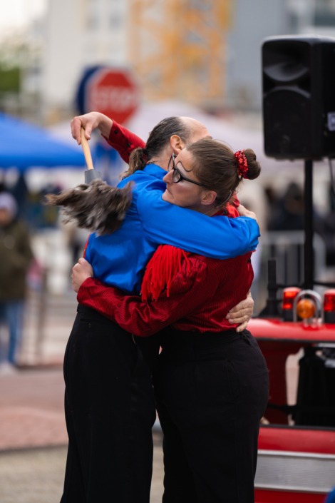 Les artistes du spectacle jeune public de rue Le Grand Démanègement.