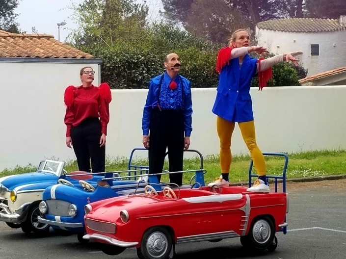 Les 3 artistes et les voitures du Le spectacle de rue jeune public Le Grand Démanègement.