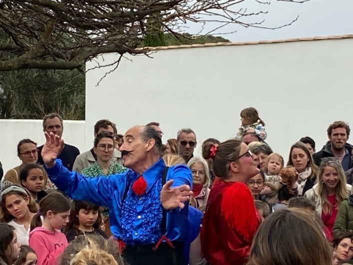 Le spectacle de rue jeune public Le Grand Démanègement et son public.