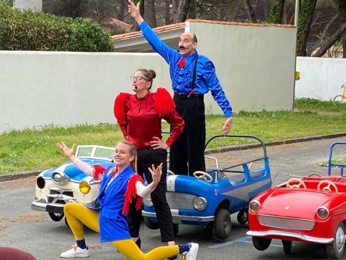 Les 3 artistes et les voitures du Le spectacle de rue jeune public Le Grand Démanègement.