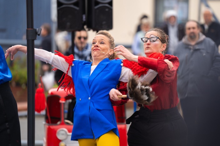 Les artistes du spectacle jeune public de rue Le Grand Démanègement.
