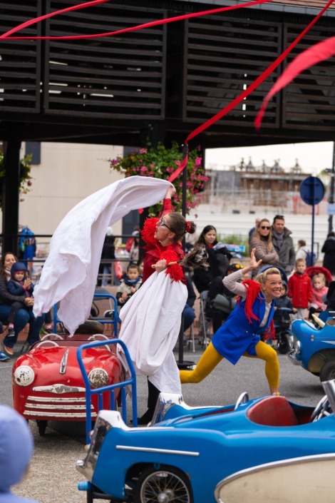 L'échappée des voitures du manège.