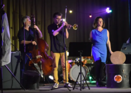 Les 4 artistes du spectacle jeune public Une trompette dans l'espace sur scène.