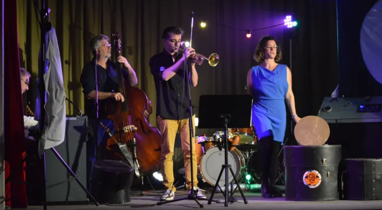 Les 4 artistes du spectacle jeune public Une trompette dans l'espace sur scène.