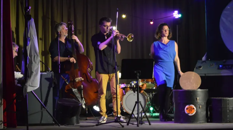 Les 4 artistes du spectacle jeune public Une trompette dans l'espace sur scène.