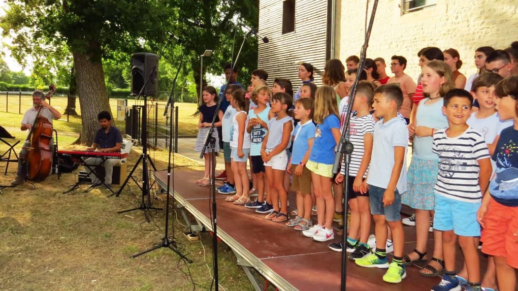 Journée de restitution en chansons accompagnés par des musiciens professionnels de La7ou9 pour l'école et le collège de Prahecq.