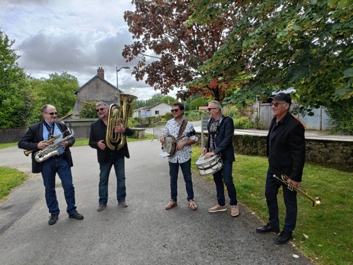 Le quintet Nous c'est New jouant leur musique sur le marché dominical de Verruyes (79).