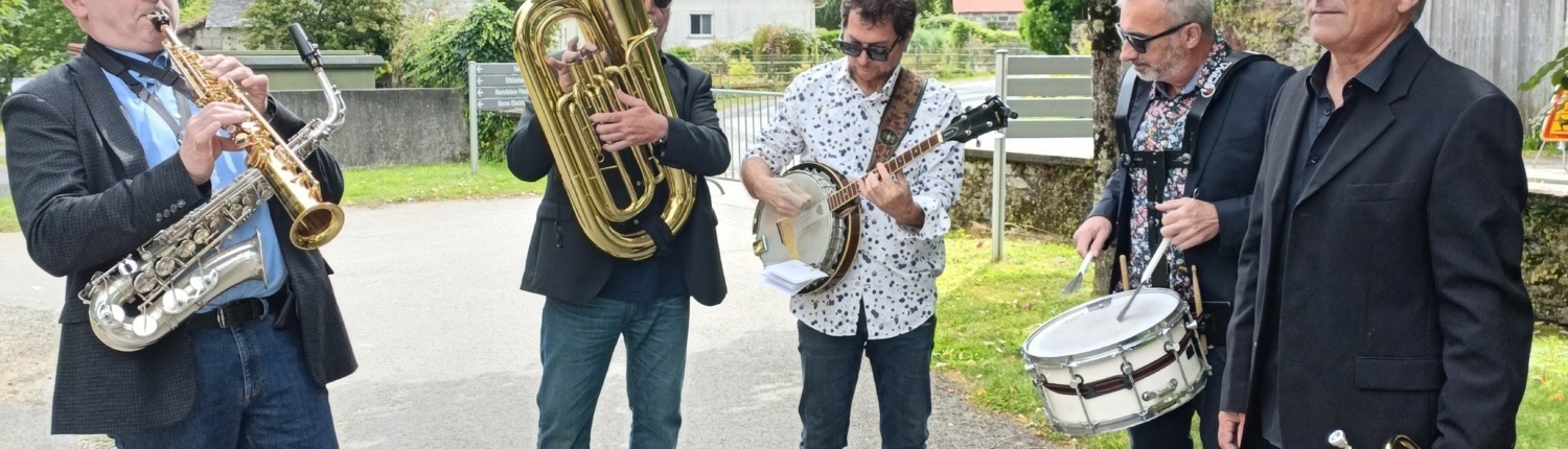 Le quintet Nous c'est New jouant leur musique sur le marché dominical de Verruyes (79).
