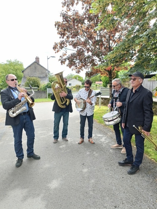 Le quintet Nous c'est New jouant leur musique sur le marché dominical de Verruyes (79).