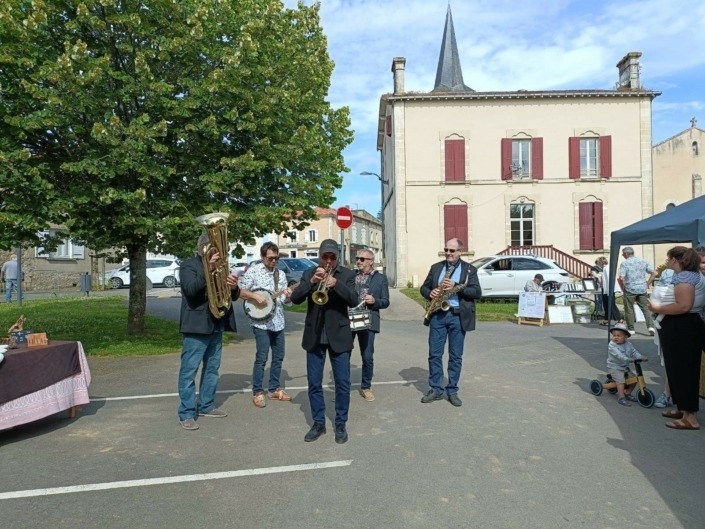 Le quintet Nous c'est New jouant leur musique sur le marché dominical de Verruyes (79).