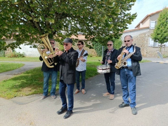 Le quintet Nous c'est New jouant leur musique sur le marché dominical de Verruyes (79).