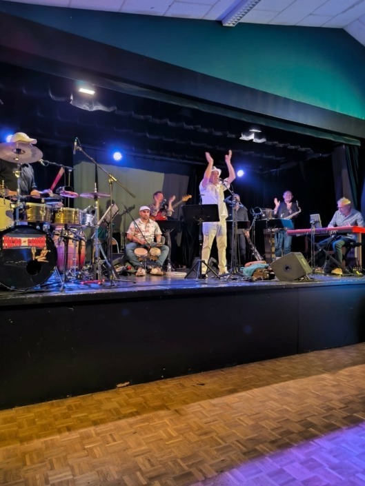 Le groupe de salsa Pacho Combo en concert sur scène.