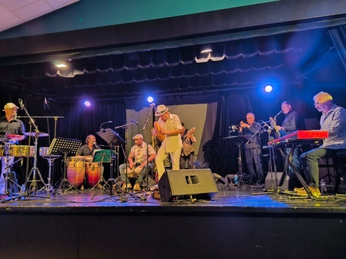 Le groupe de salsa Pacho Combo en concert sur scène.