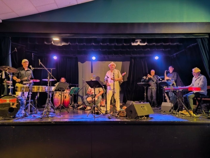 Le groupe de salsa Pacho Combo en concert sur scène.